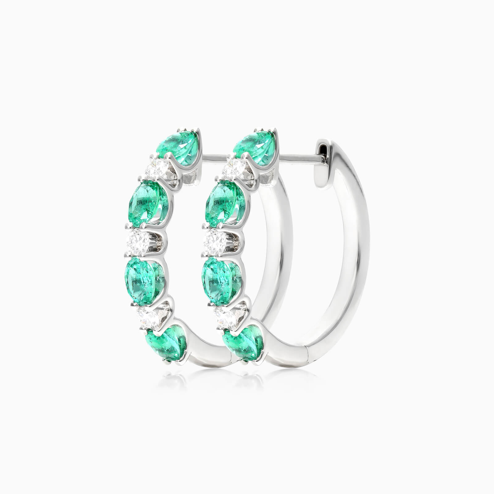 Brinco De Ouro Branco 18k Argola Alternada de Esmeraldas e Diamantes