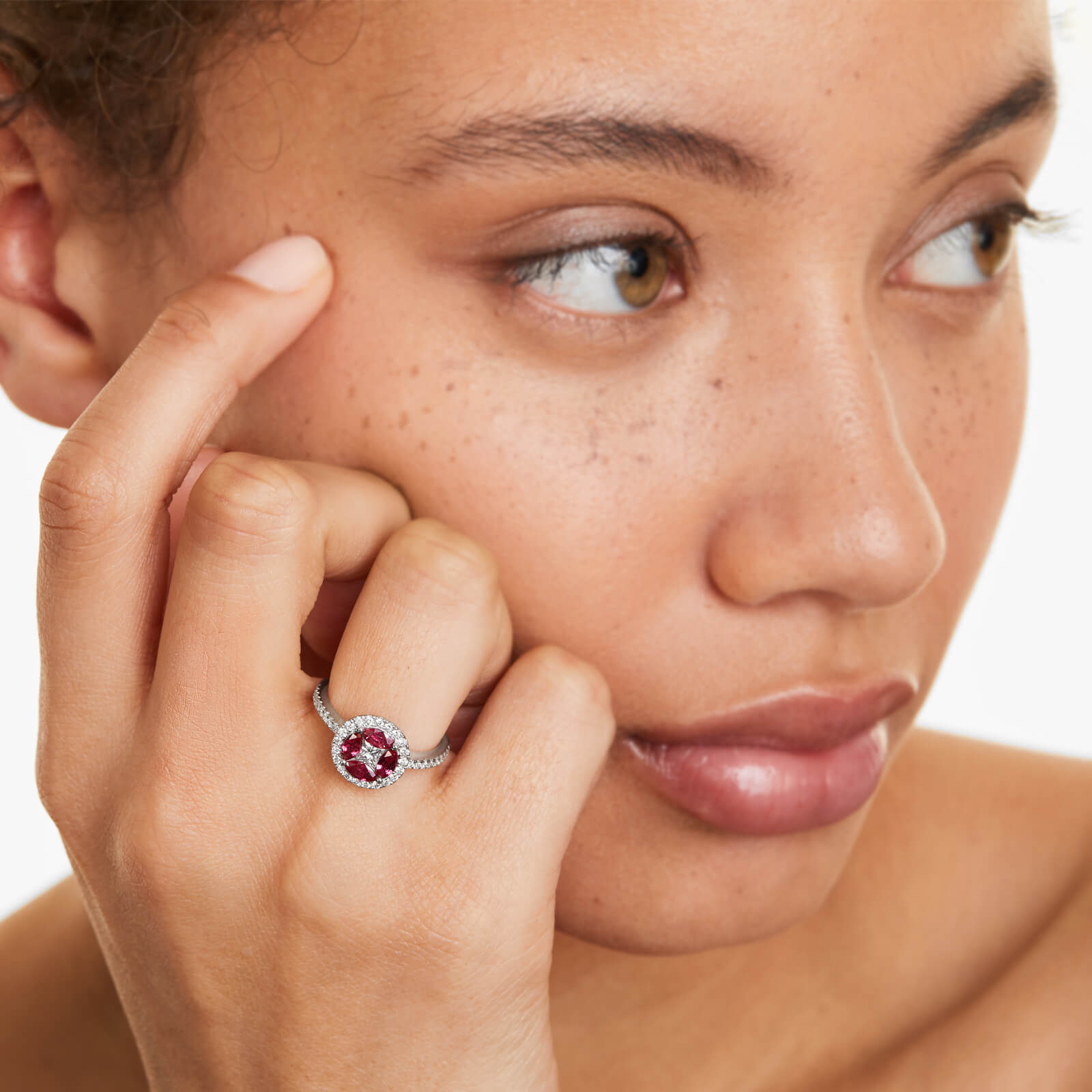 Anel De Ouro Branco 18k Rubis e Diamantes Brilhante Stacy