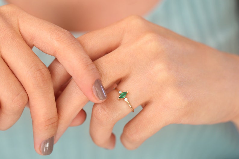 Anel De Noivado Em Ouro 18k Esmeralda Solitario E Diamantes Brilhantes