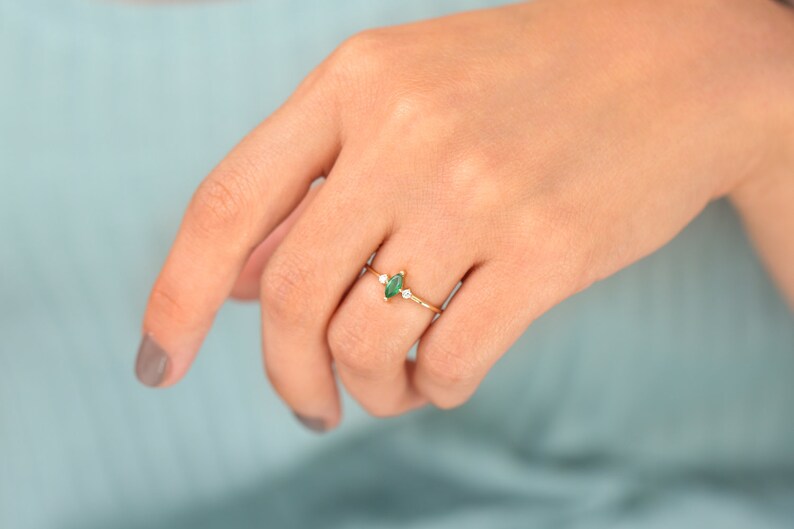 Anel De Noivado Em Ouro 18k Esmeralda Solitario E Diamantes Brilhantes