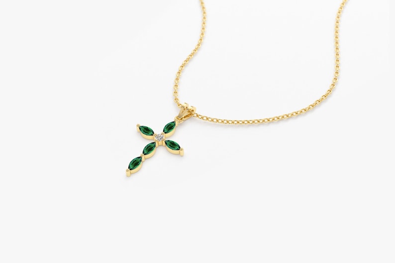Colar Corrente Cruz de Esmeralda Luxo Feminino em Ouro Branco 18k