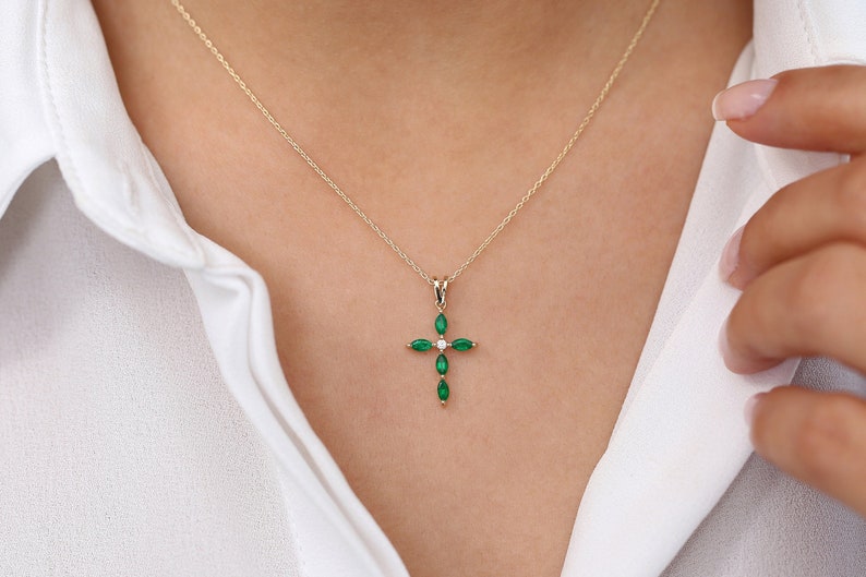 Colar Corrente Cruz de Esmeralda Luxo Feminino em Ouro Branco 18k