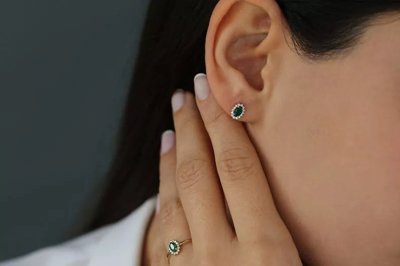 Brinco De Ouro 18k Feminino C/ Diamantes Brilhantes e Esmeralda e Pingente