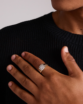 Anel masculino em ouro 18k amarelo e branco com diamantes naturais 0,50 ct no dedo