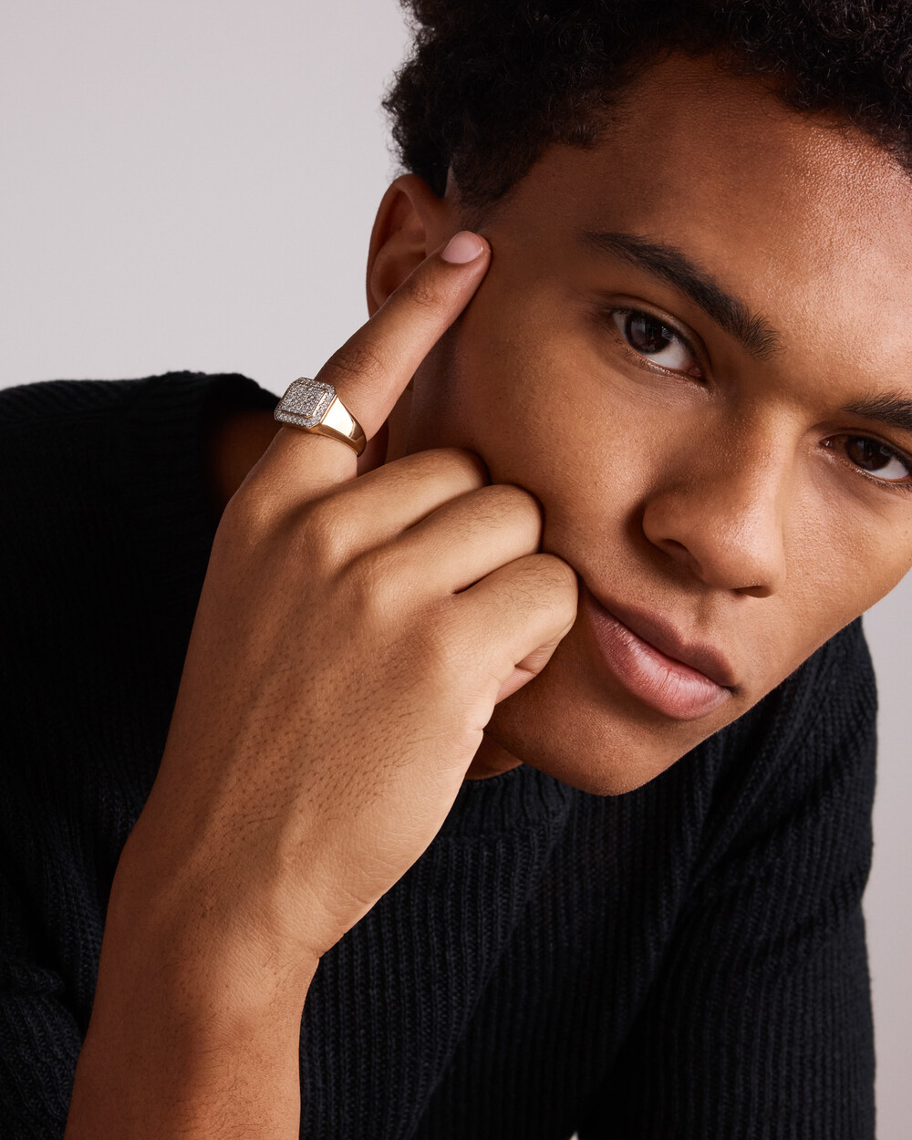 Anel masculino em ouro 18k com diamantes naturais 1,00 ct no dedo