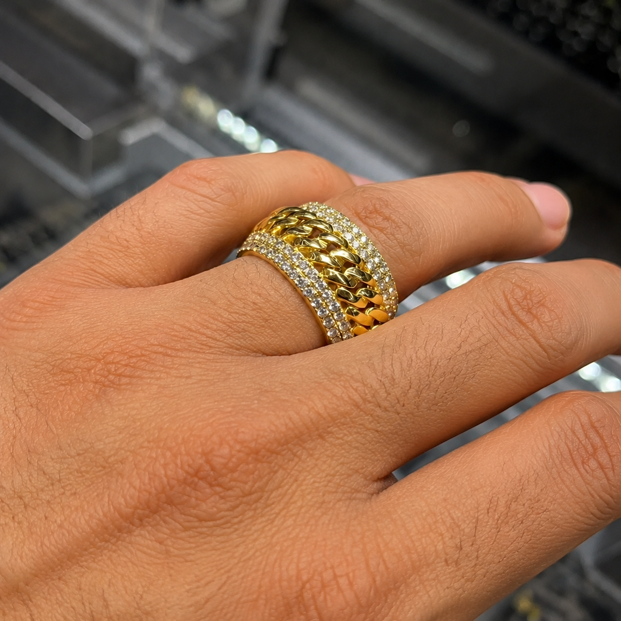 Anel masculino em ouro amarelo 18k com diamantes naturais 2,12 ct no dedo