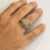 Anel masculino em ouro amarelo 18k com diamantes naturais 3,53 ct em mão masculina