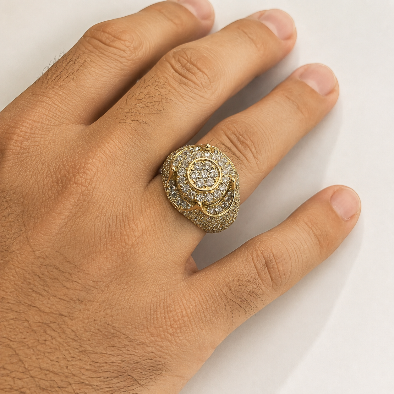 Anel masculino em ouro amarelo 18k com diamantes naturais 3,53 ct em mão masculina
