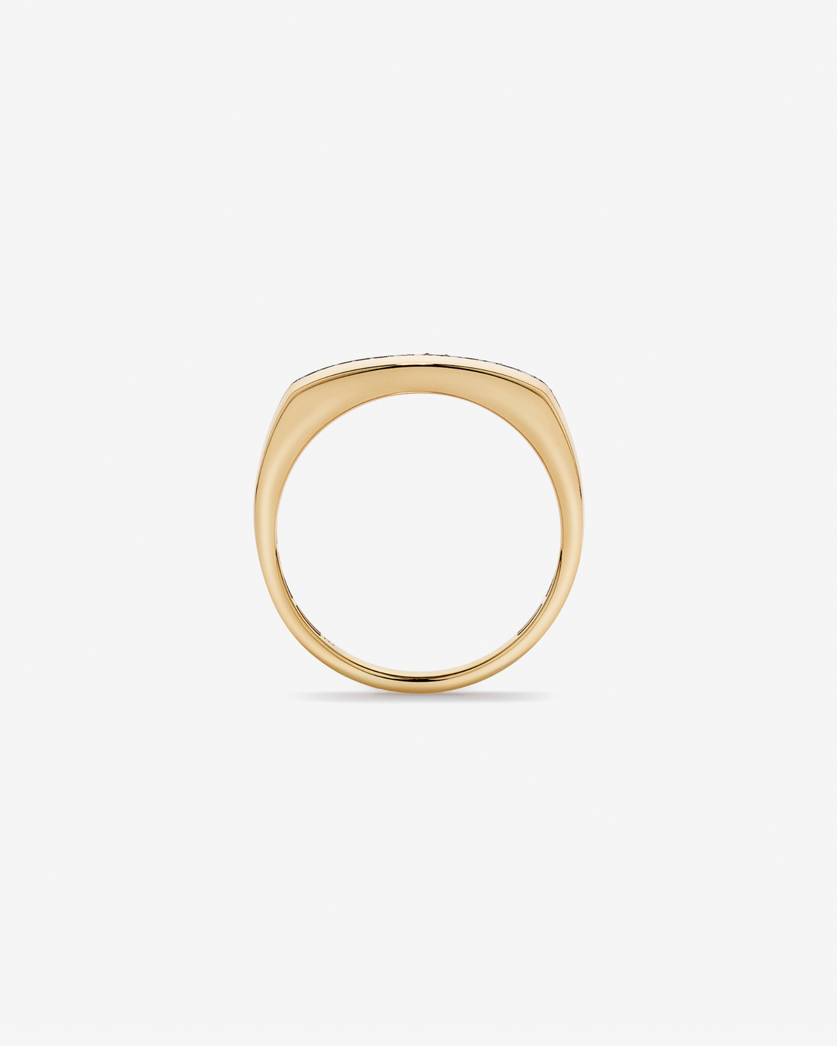 Vista lateral do anel masculino em ouro amarelo 18k com diamantes naturais negros