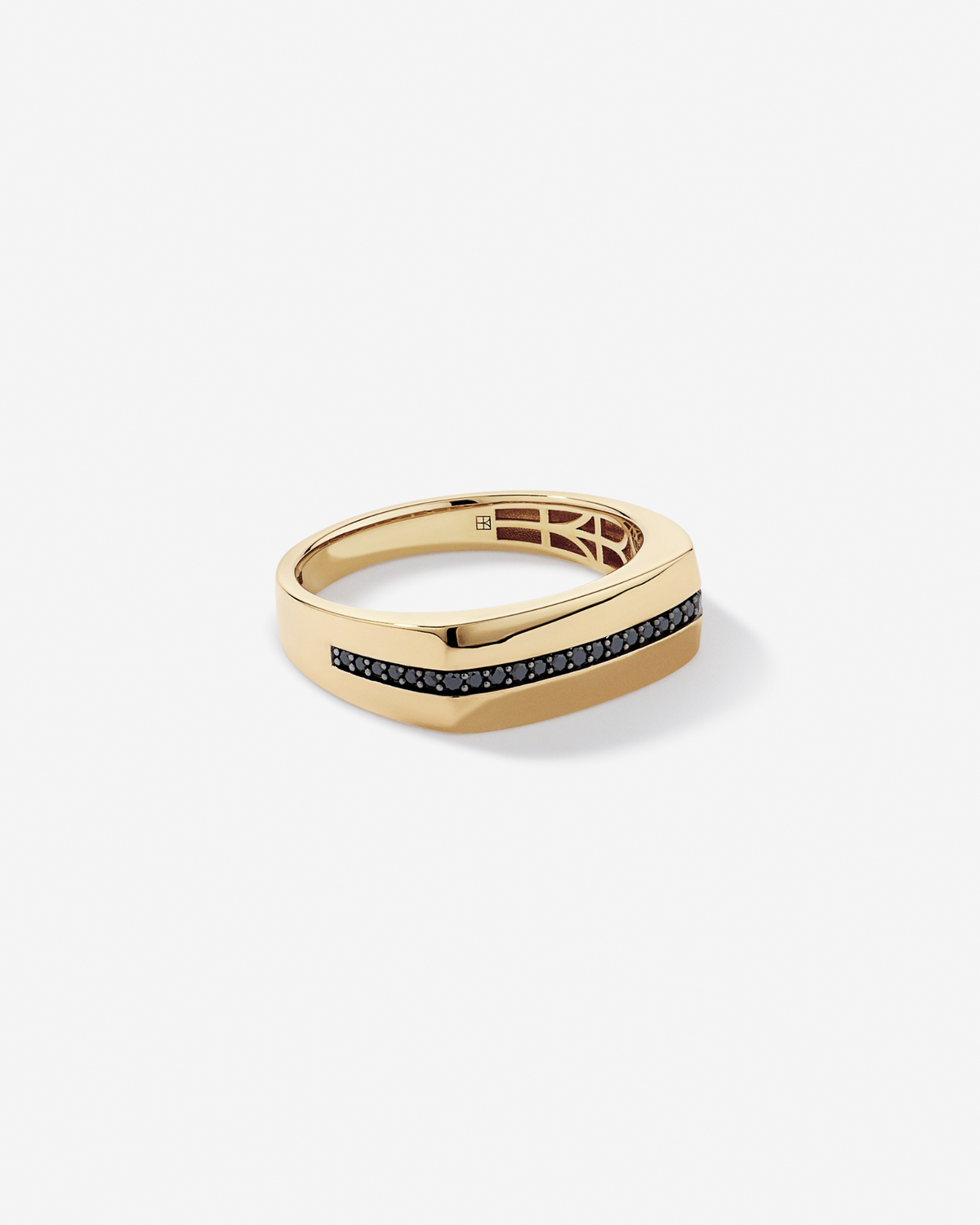 Vista superior do anel masculino em ouro amarelo 18k com diamantes naturais negros