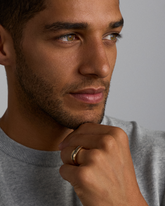 Anel masculino em ouro amarelo 18k com diamantes naturais negros no dedo