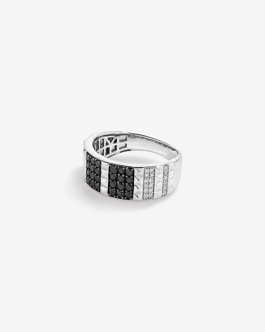 Anel masculino ouro branco 18k com diamantes naturais pretos e brancos - três quartos