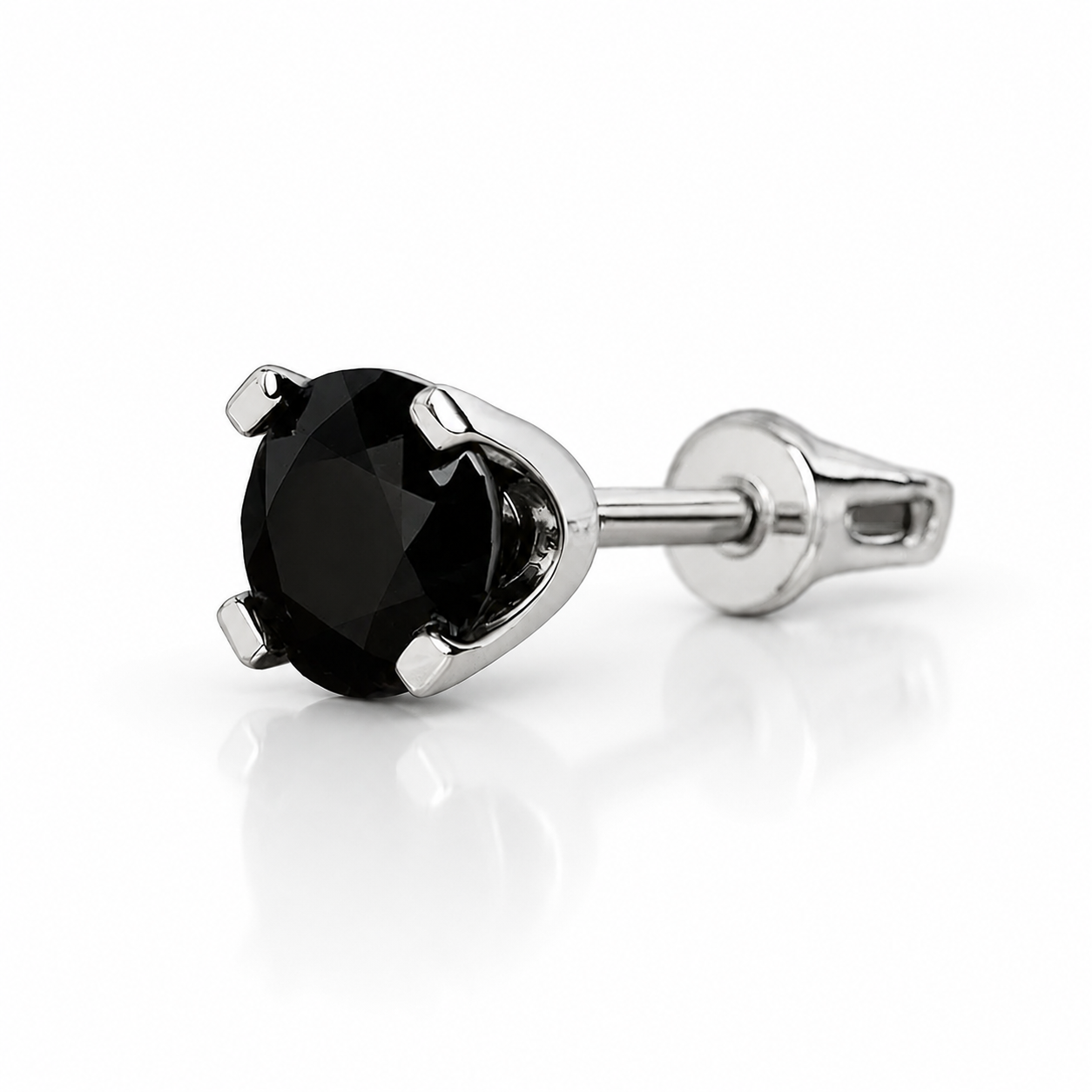 Brinco masculino em ouro branco 18k com diamante negro natural em fundo branco brilhante