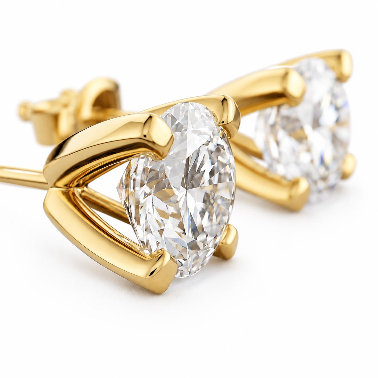 Detalhe da cravação do brinco solitário em ouro amarelo 18k