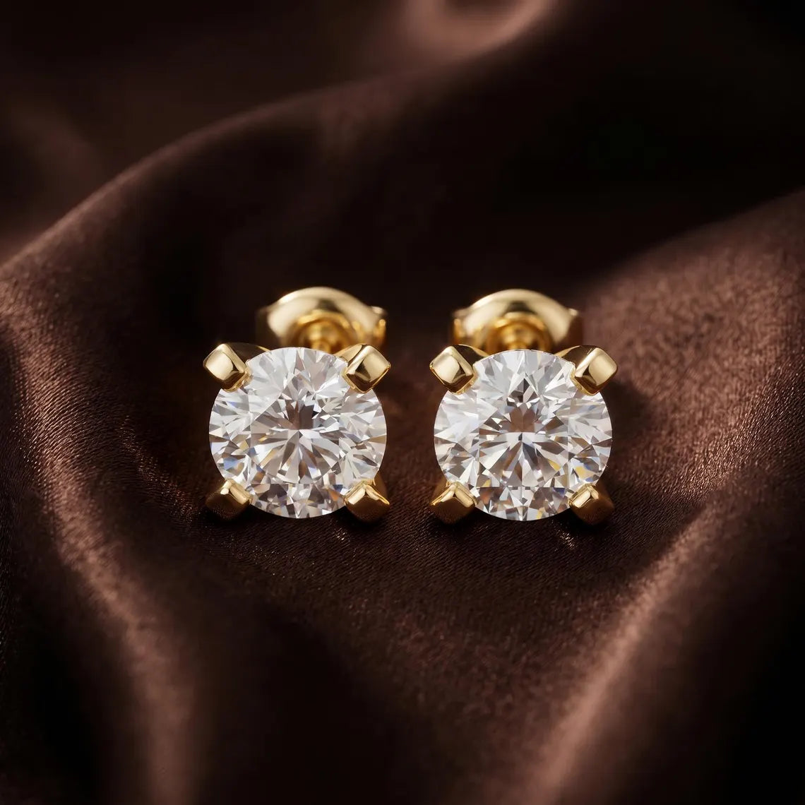Par de brincos solitários em ouro 18k com diamantes naturais de 1 quilate cada