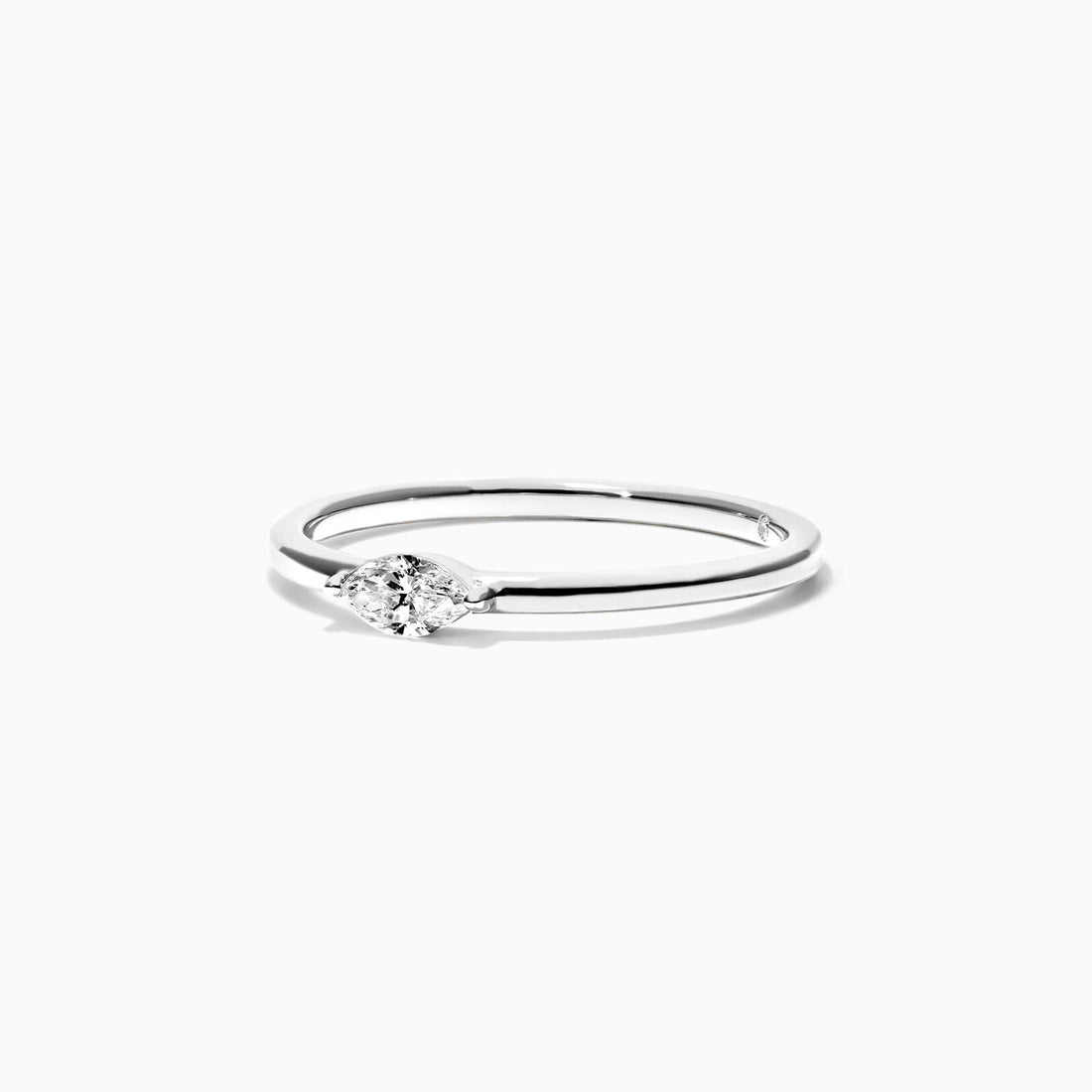 Anel De Ouro Branco 18k Delicado Diamante Navette Solitario