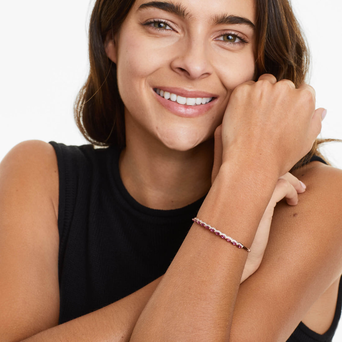 Pulseira Feminina de Ouro Rose 18k Contorno de Diamantes e Rubi