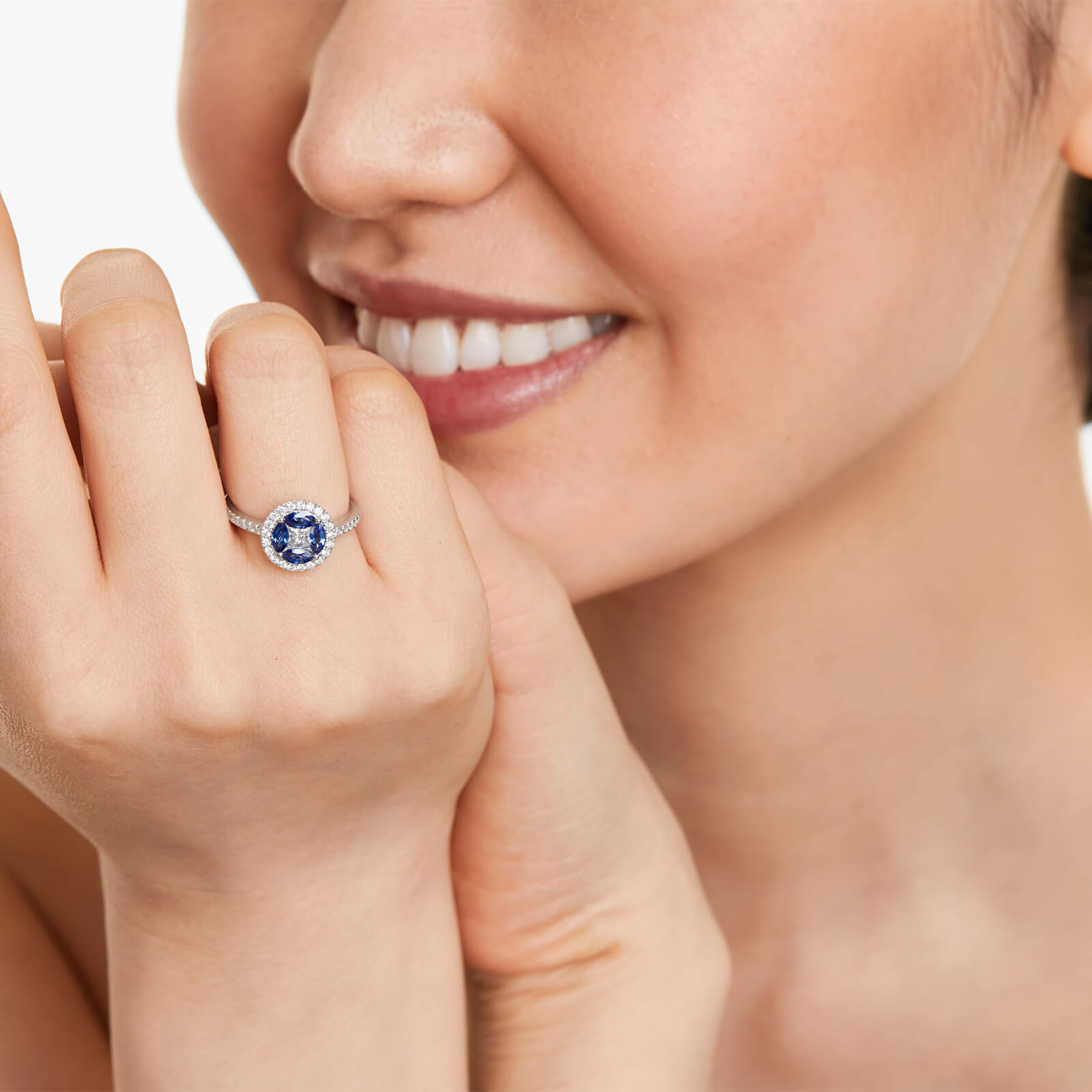 Anel De Ouro Branco 18k Safiras Azul e Diamantes Brilhantes Stacy