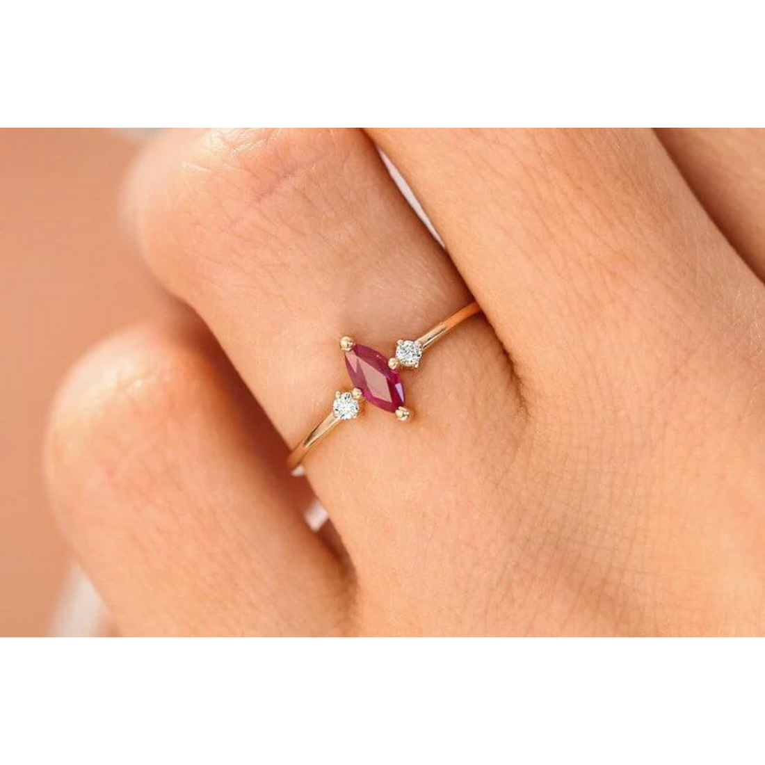 Anel De Noivado Em Ouro 18k Rubi Solitario E Diamantes Brilhantes