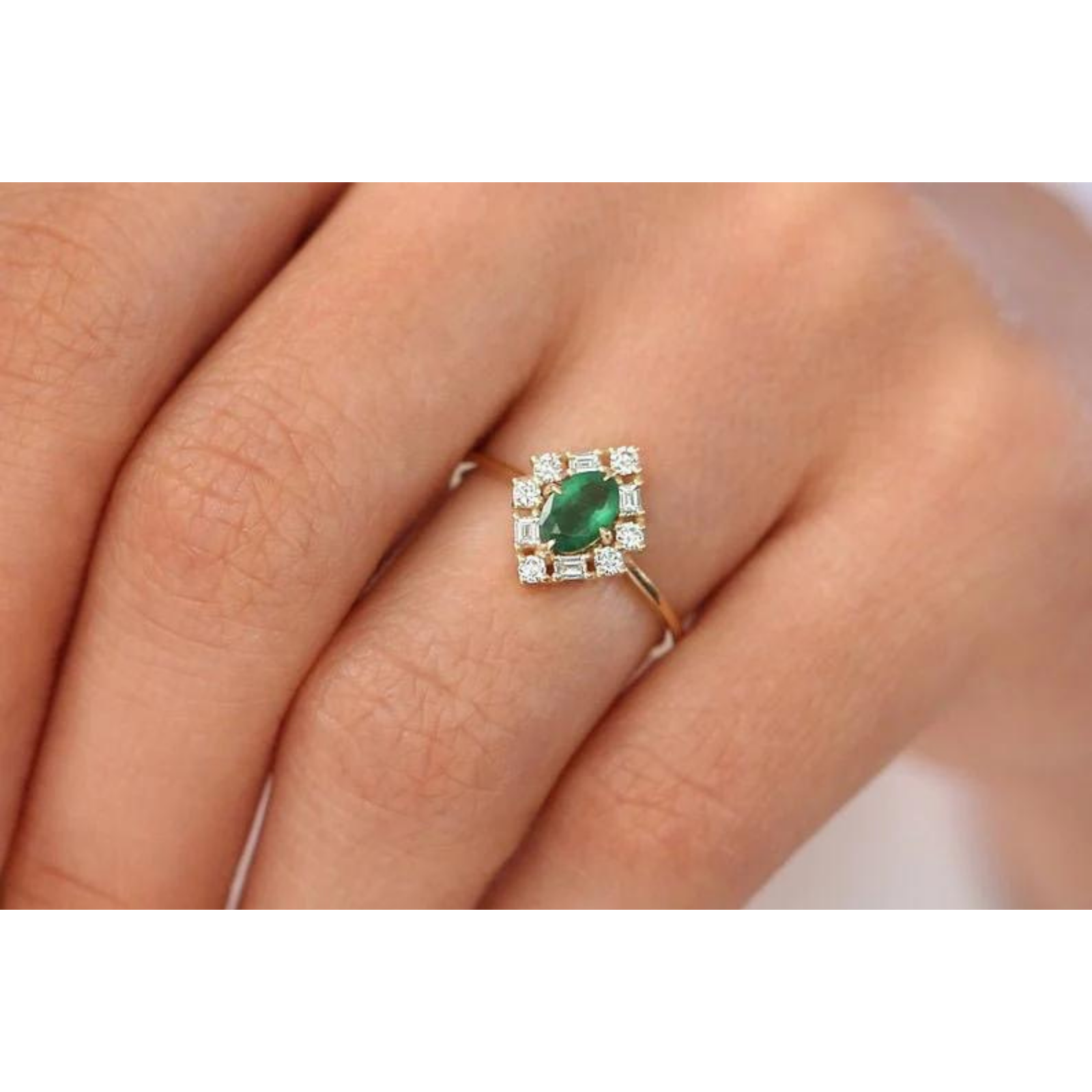 Anel De Noivado em Ouro 18k Solitario Esmeralda e Diamantes Brilhantes