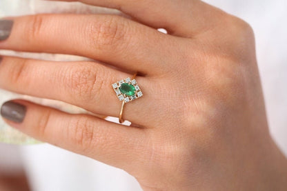 Anel De Noivado em Ouro 18k Solitario Esmeralda e Diamantes Brilhantes