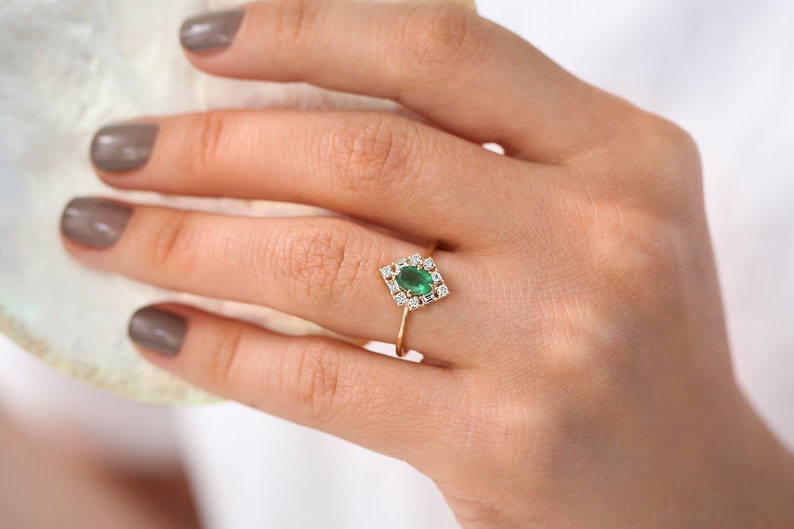 Anel De Noivado em Ouro 18k Solitario Esmeralda e Diamantes Brilhantes