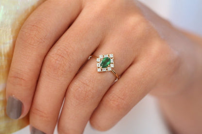 Anel De Noivado em Ouro 18k Solitario Esmeralda e Diamantes Brilhantes