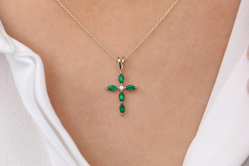 Colar Corrente Cruz de Esmeralda Luxo Feminino em Ouro Branco 18k