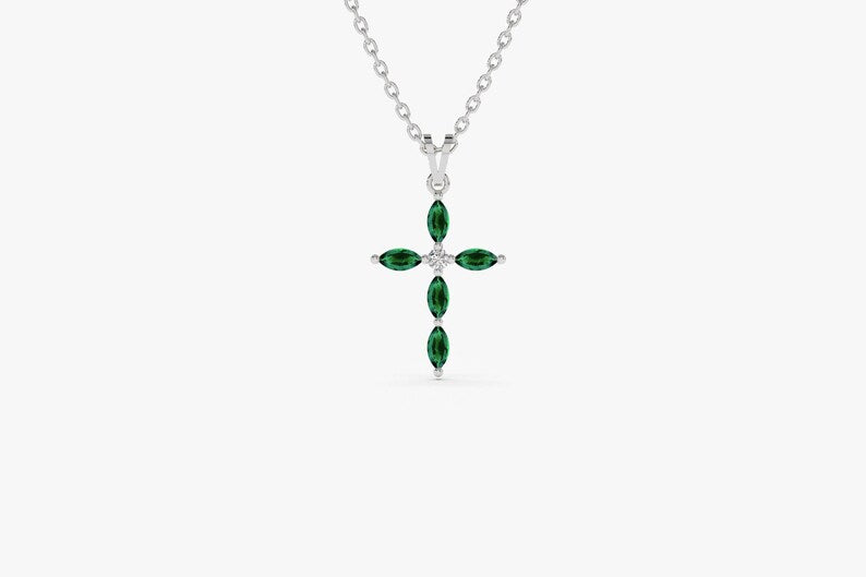 Colar Corrente Cruz de Esmeralda Luxo Feminino em Ouro Branco 18k | New | Celestial diamonds, Colares, diamante, Esmeralda, white | AUREA FINE JEWELRY