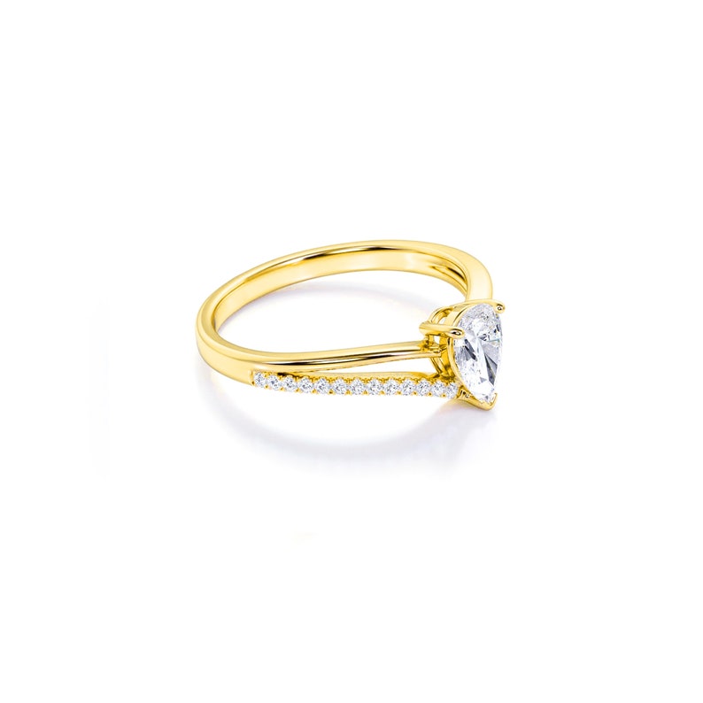 Anel Solitario De Ouro Amarelo 18k e Diamante Brilhante Pear